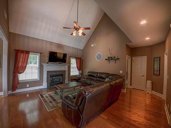 4th image of 205 Montcalm Ln