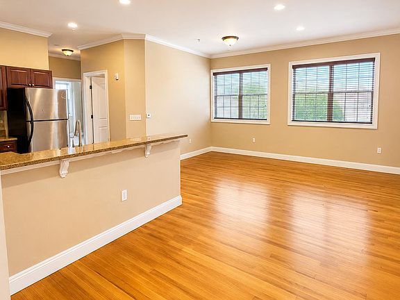 3rd image of 547 Sayre Ave #214