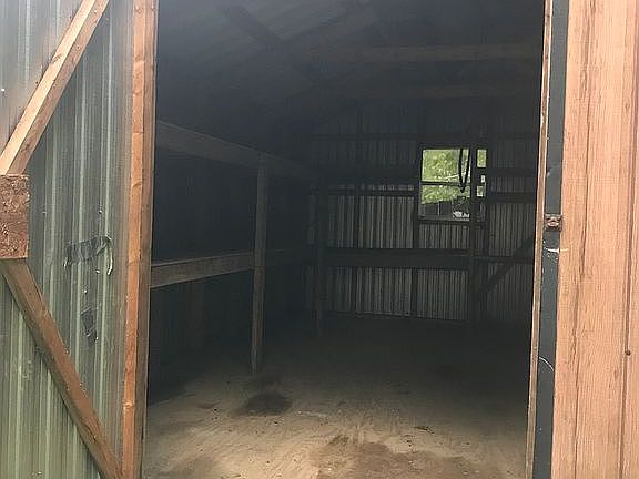 Elevated shed w/shelves