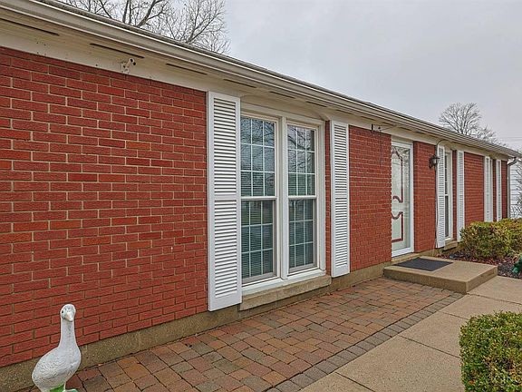 3rd image of 15 Old Orchard Ln