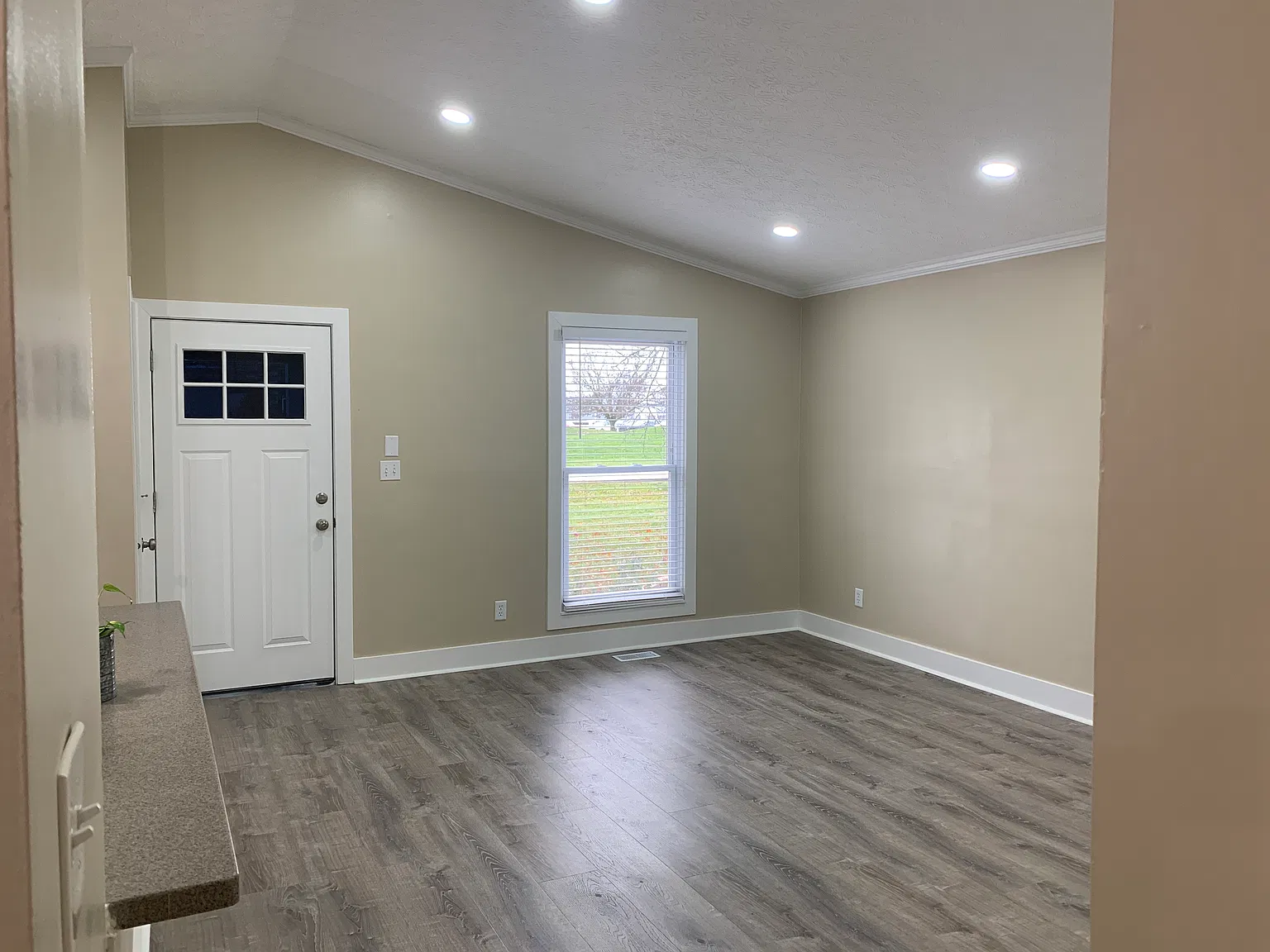 2 bed, 1041 sqft, $1,600 — Photo 4