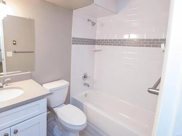 1410 N York St #13 — Photo 19