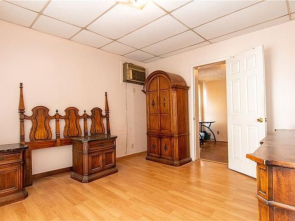 2nd image of 187 Avenue