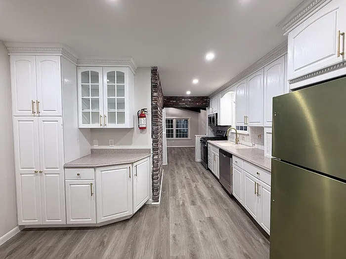 226 S Moore Ave — Photo 5
