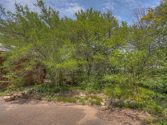 3rd image of 2201 Canterbury Dr