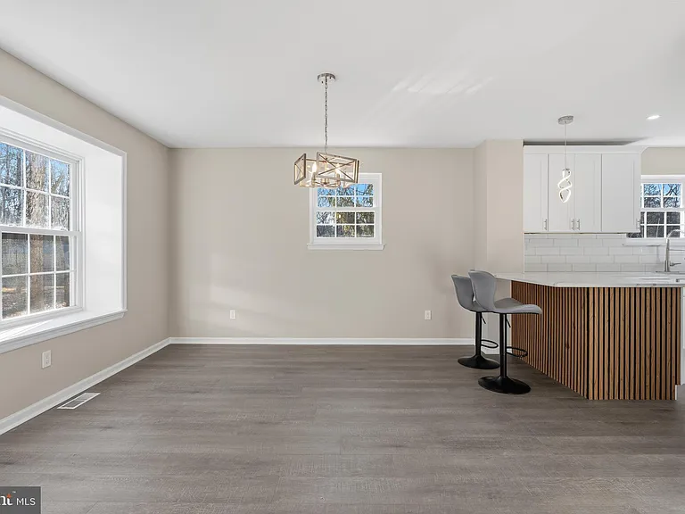 221 Oak Ln — Photo 8
