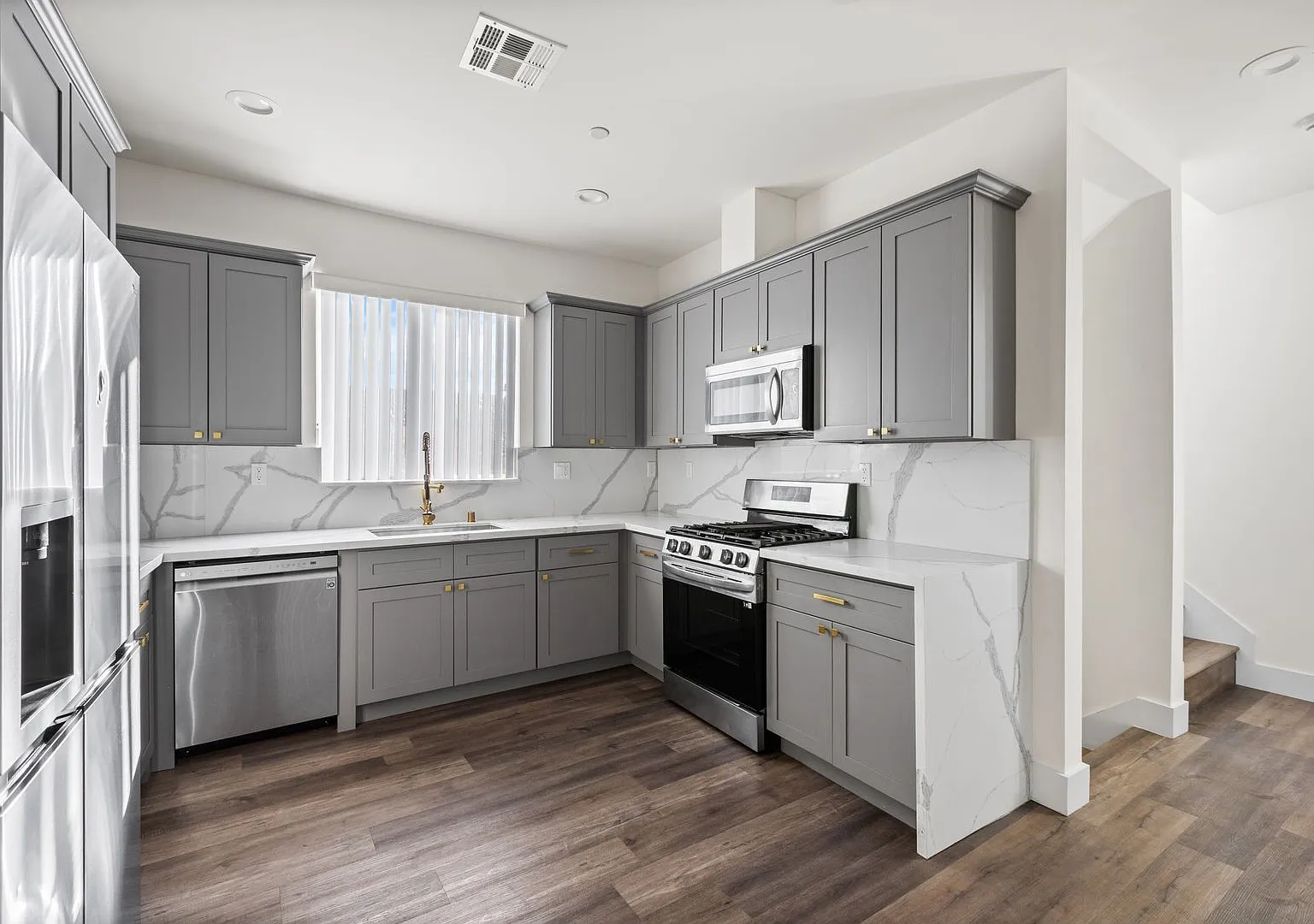 Modern and Updated 4 bed / 4 1/2 bath townhome located in the desirable Sawtelle neighborhood — Photo 2