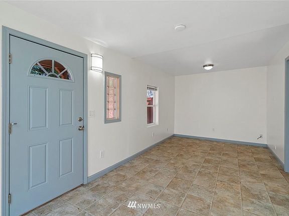 3rd image of 1109 1/2 E Marine View Dr