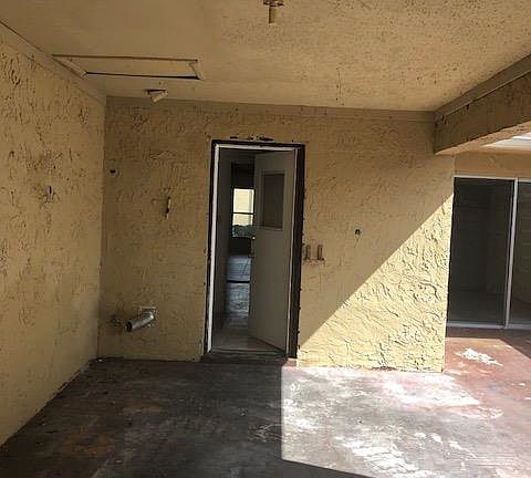 3rd image of 916 Park Lake Cir