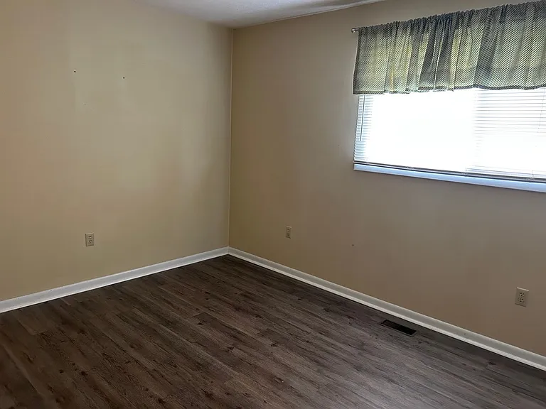 1423 Summerville Rd — Photo 12