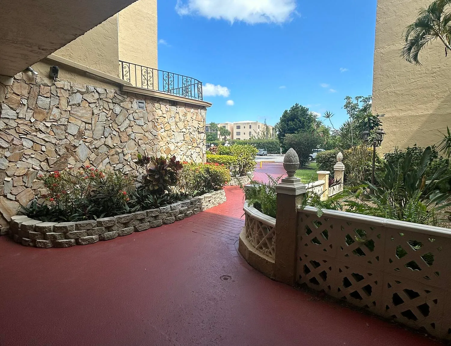 2801 Somerset Dr — Photo 2