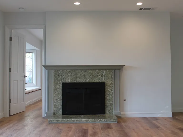 202 E Strawberry Dr — Photo 5