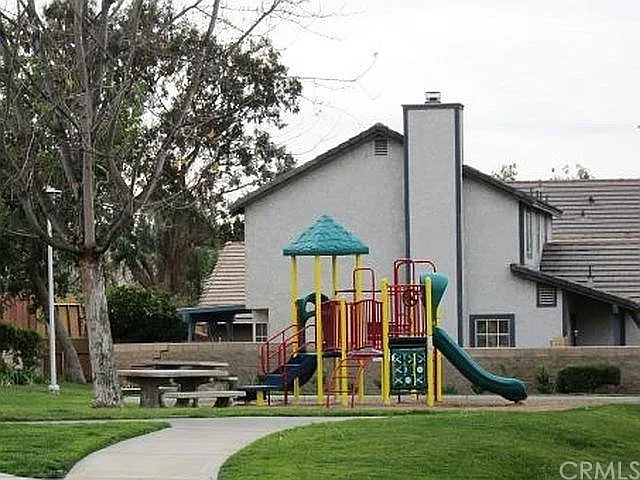 4 bed, 1748 sqft, $3,100 — Photo 3