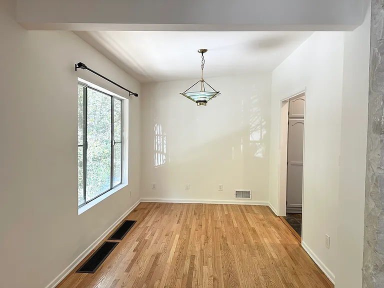 8640 Lookout Mountain Ave — Photo 11