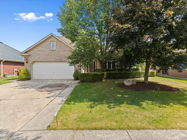 49366 Briar Pointe Dr, Macomb, MI 48044