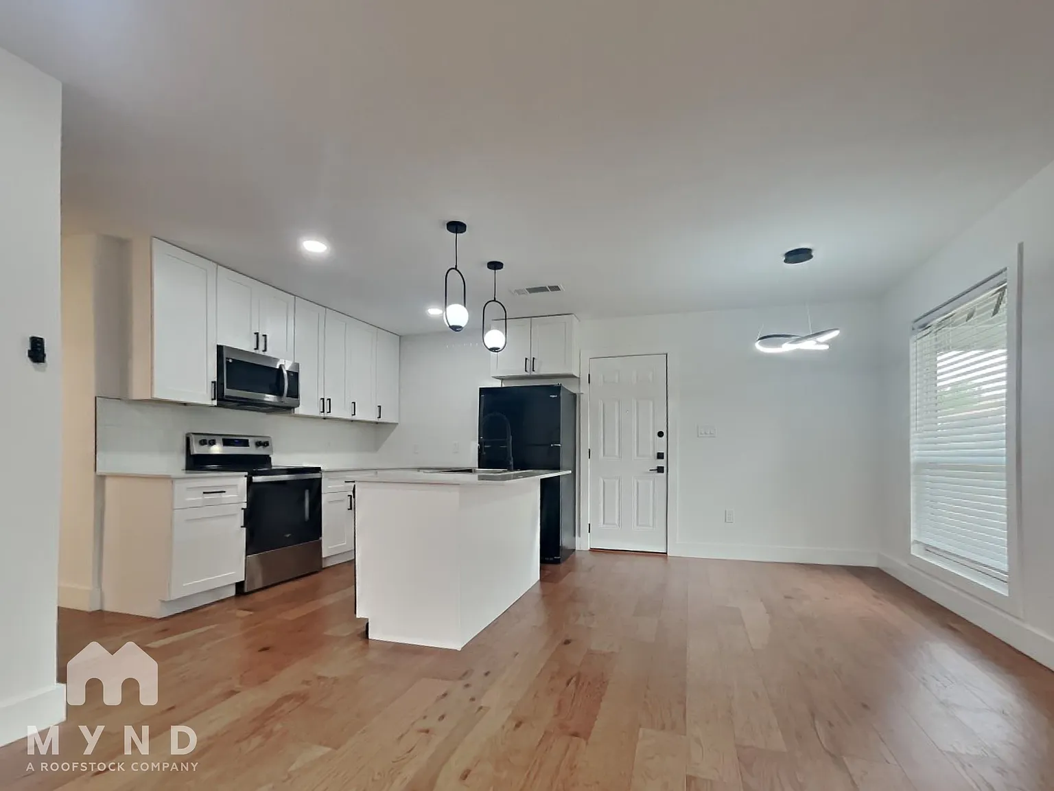 2 bed, 2.0 bath, 992 sqft, $1,615 — Photo 2