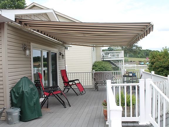 Deck w retractable awning