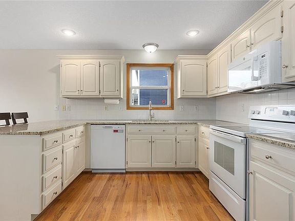 3rd image of 805 Foxtail Dr