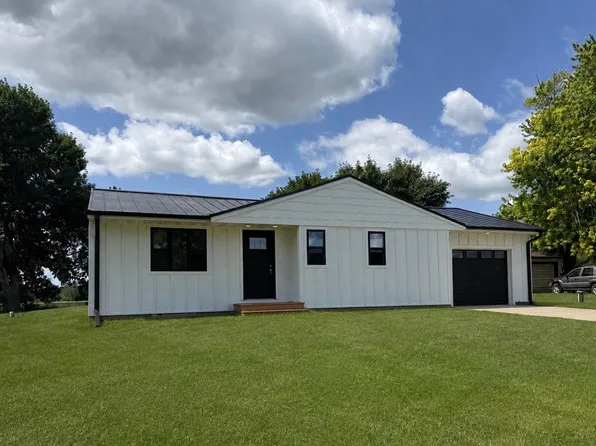 1050 Bluff St NE, Hutchinson, MN 55350