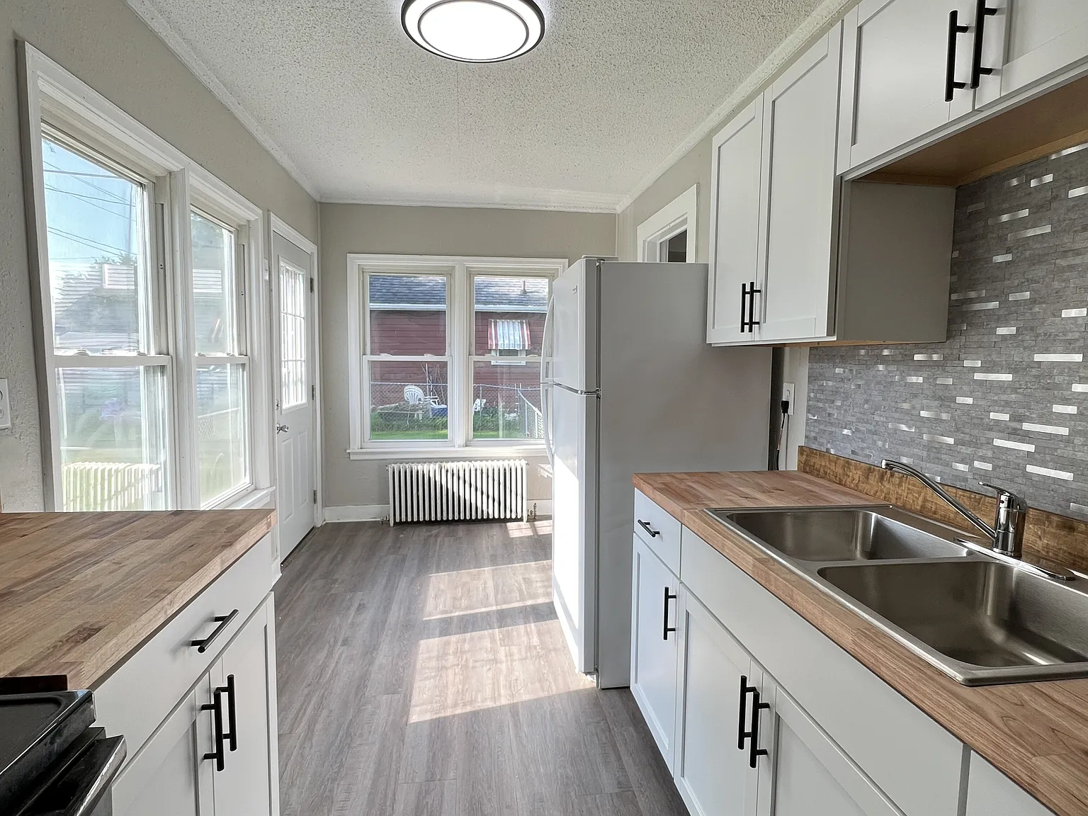 1008/1010 Rhomberg Avenue - 1/2 — Photo 1