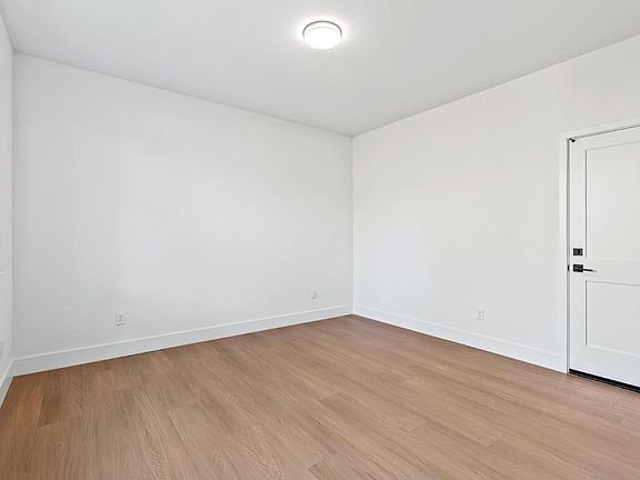 4th image of 947 Woodside Rd