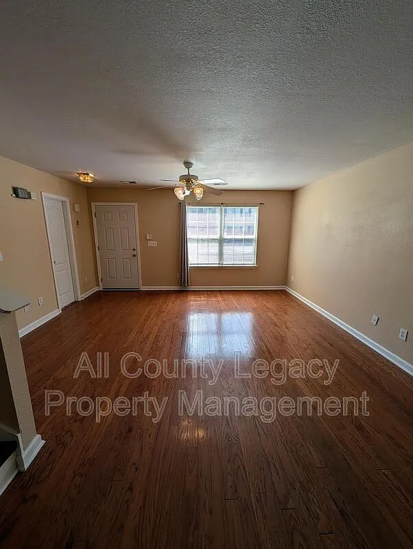 3 bed, 2.0 bath, 2614 sqft, $1,895 — Photo 3