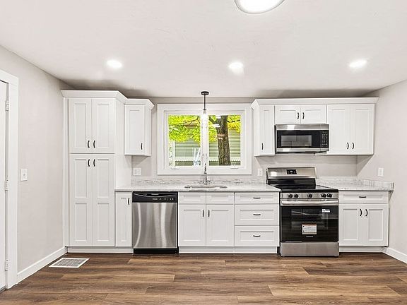 4th image of 132 Prospect St