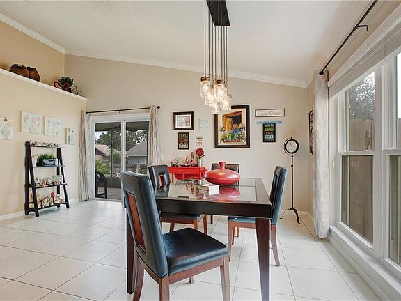 5th image of 318 Oak Park Pl