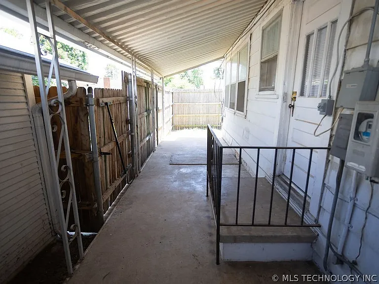 1147 S Florence Ave — Photo 55