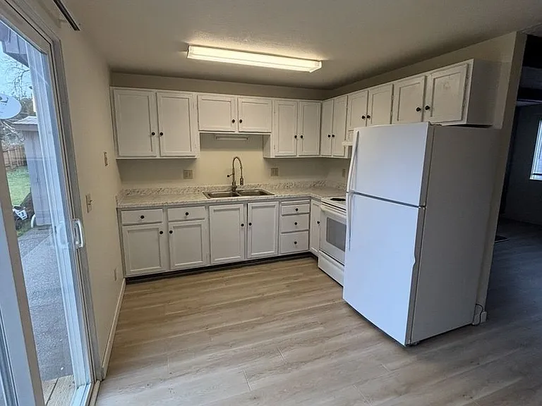 211-221 Maple St — Photo 5