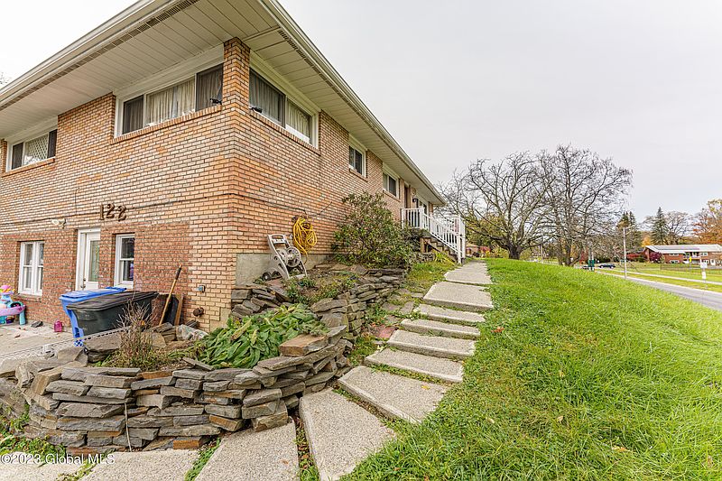 3rd image of 122 Hackett Boulevard