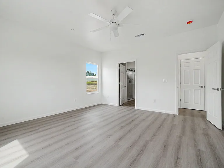 2426 Village Dr — Photo 21