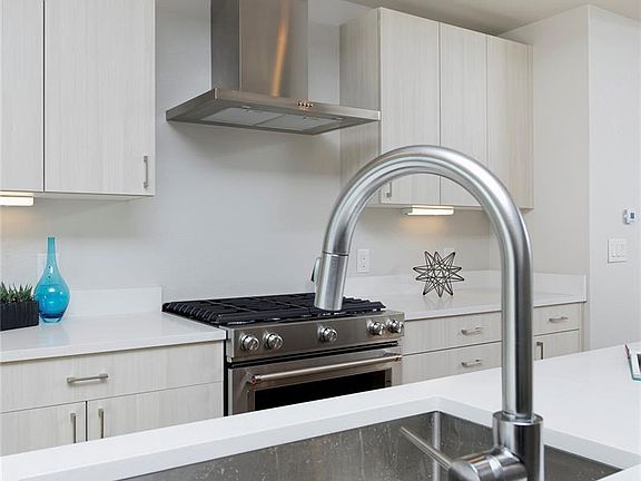 5th image of 1822 N Grove St #106