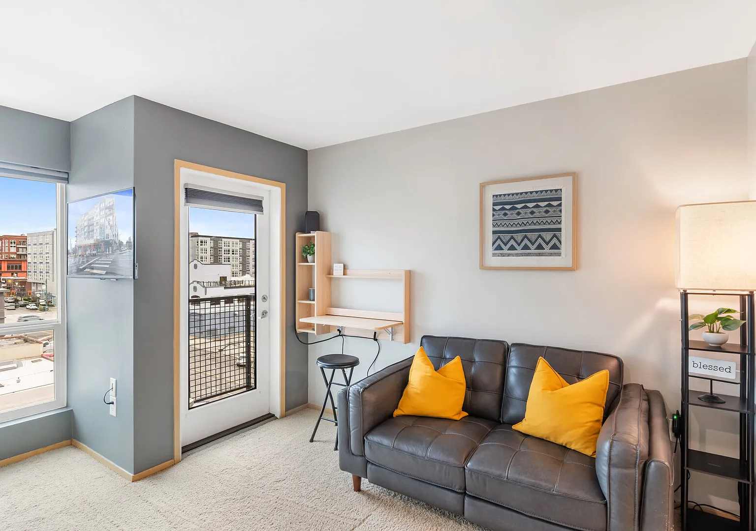 Top Floor Condo with Mountain Views — Photo 4