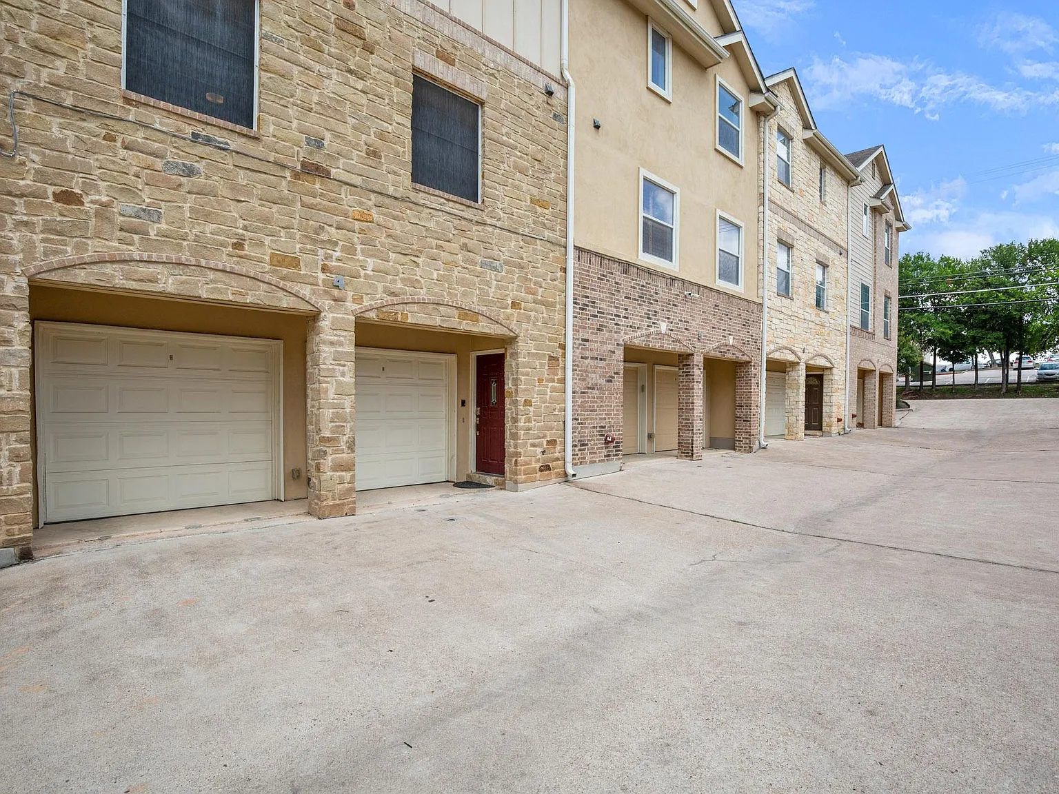 1402 Parker Ln — Photo 3