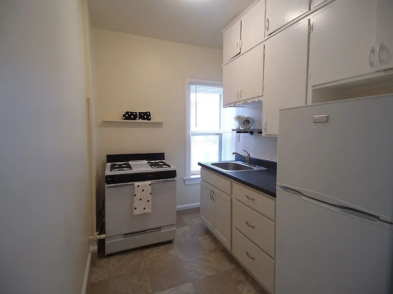 2563 N Farwell Ave — Photo 1