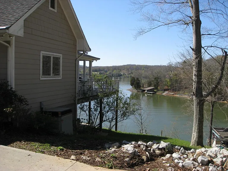 104 Hilltop Dr — Photo 3