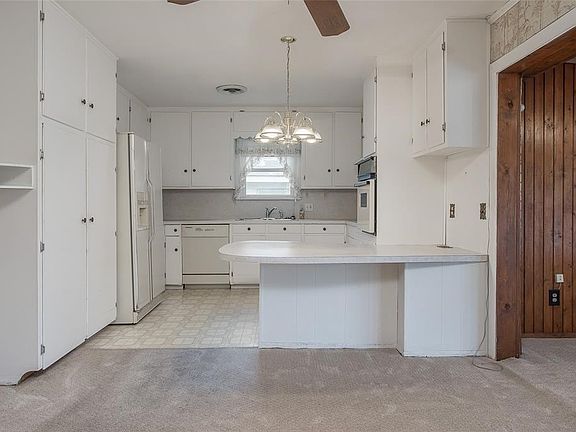 3rd image of 859 Perry Dr