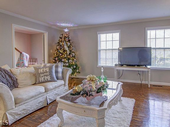 3rd image of 30 Surrey Chase Dr