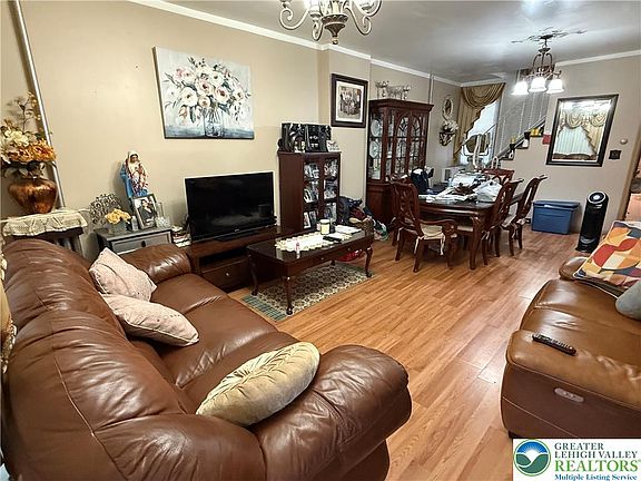 3rd image of 624 1/2 N Poplar St