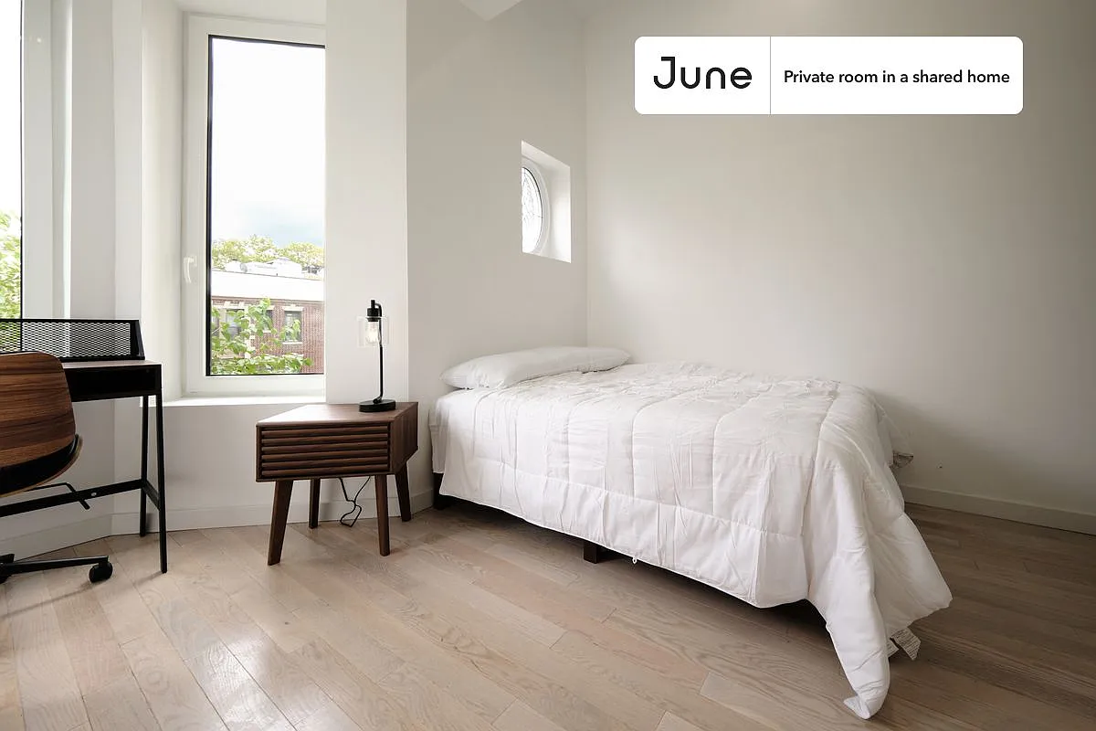 Full bedroom in 4 bed/4 bath home in Ditmas Park #1896 A — Photo 3