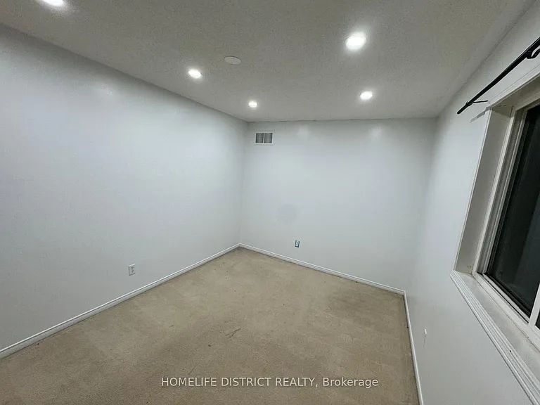 1100 Ashgrove Cres — Photo 12