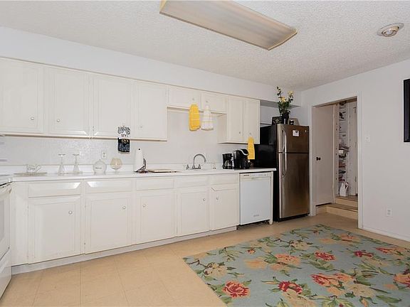 4th image of 824 Pebble Beach Dr