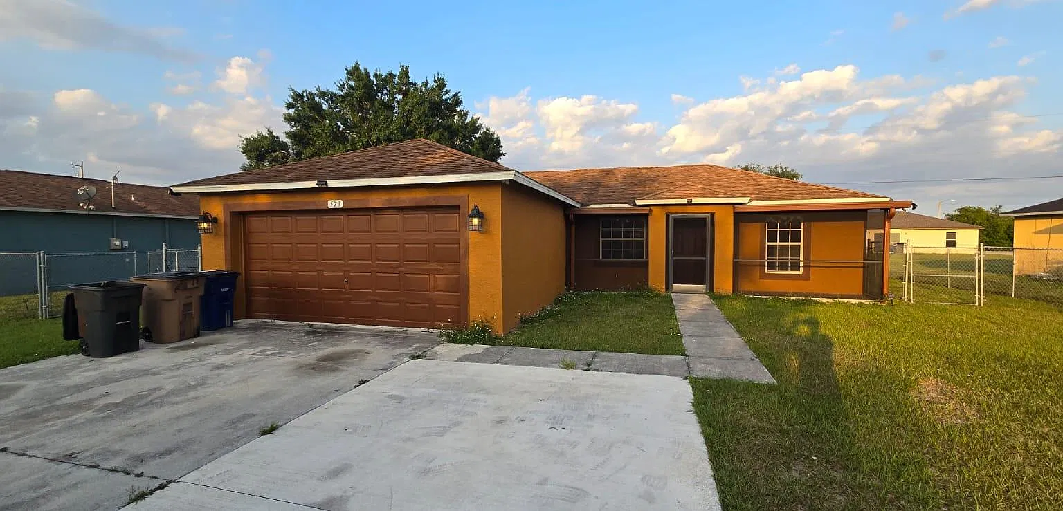 3 bed, 1218 sqft, $1,900 — Photo 1