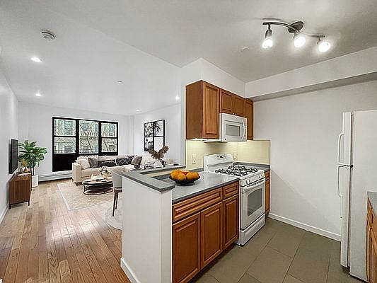 3rd image of 150 W 111th St APT 4B