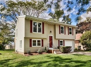 907 S Division St, Mahomet, IL 61853