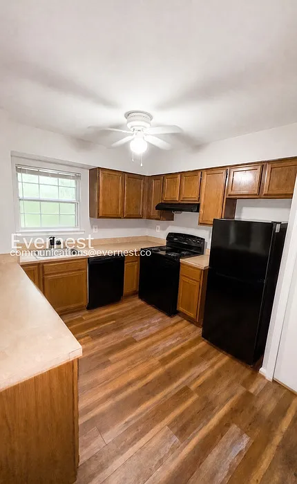 3 bed, 3.5 bath, 1986 sqft, $2,400 — Photo 2
