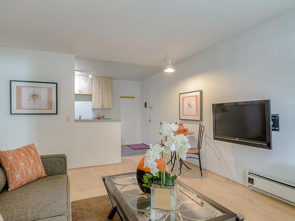 3rd image of 403 Piccadilly Pl APT 16