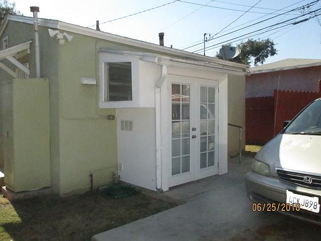 1st image of 425 1/2 E Walnut Ave