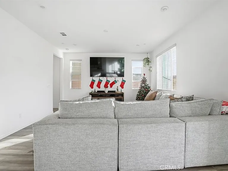 556 Enzo St — Photo 7